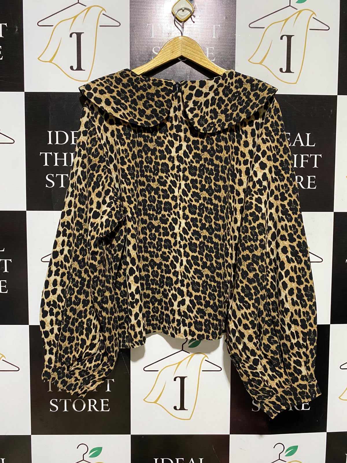 BOOHOO |XL| BUST 22| A2| BOLD LEOPARD PRINT BLOUSE WITH OVERSIZED PETER PAN COLLAR