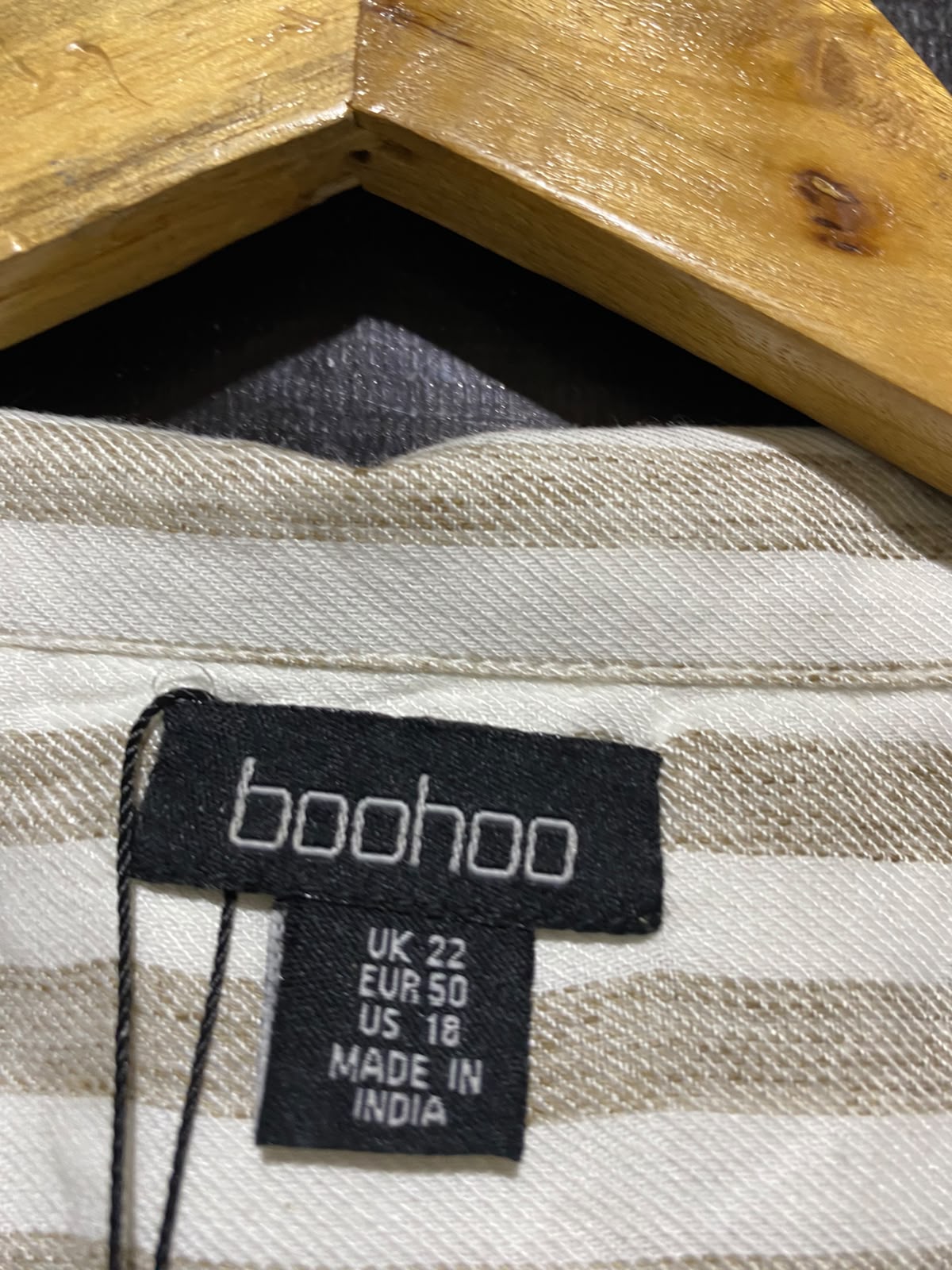 BOOHOO |M| BUST FREE| A2| BEIGE AND WHITE VERTICAL STRIPED COLLARED WRAP BLOUSE WITH LONG SLEEVES
