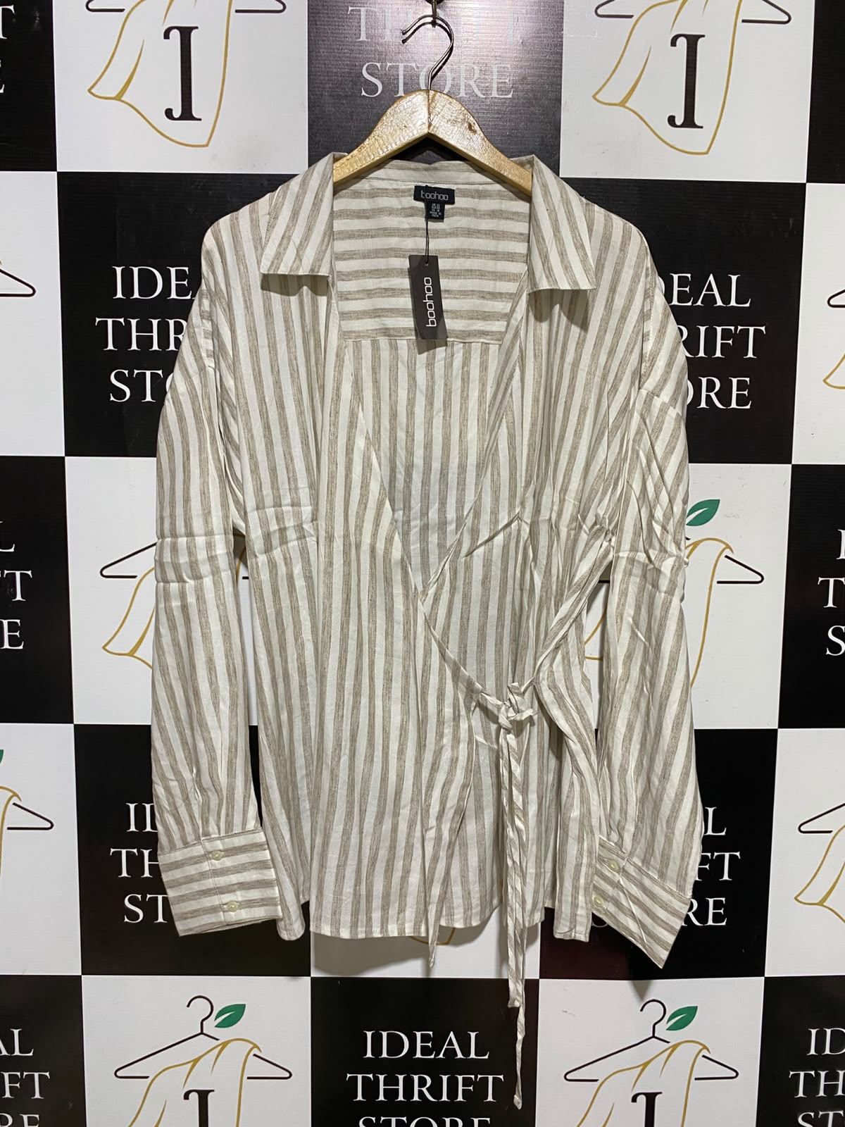 BOOHOO |M| BUST FREE| A2| BEIGE AND WHITE VERTICAL STRIPED COLLARED WRAP BLOUSE WITH LONG SLEEVES