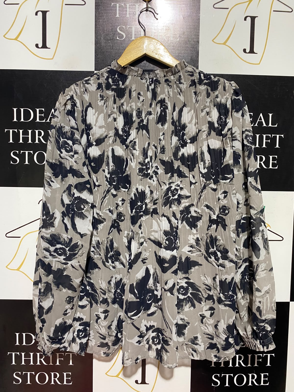 CHELSEA & THEODORE |L| BUST 20| A2| TAUPE AND BLACK WATERCOLOR FLORAL PLEATED KEYHOLE TIE BLOUSE