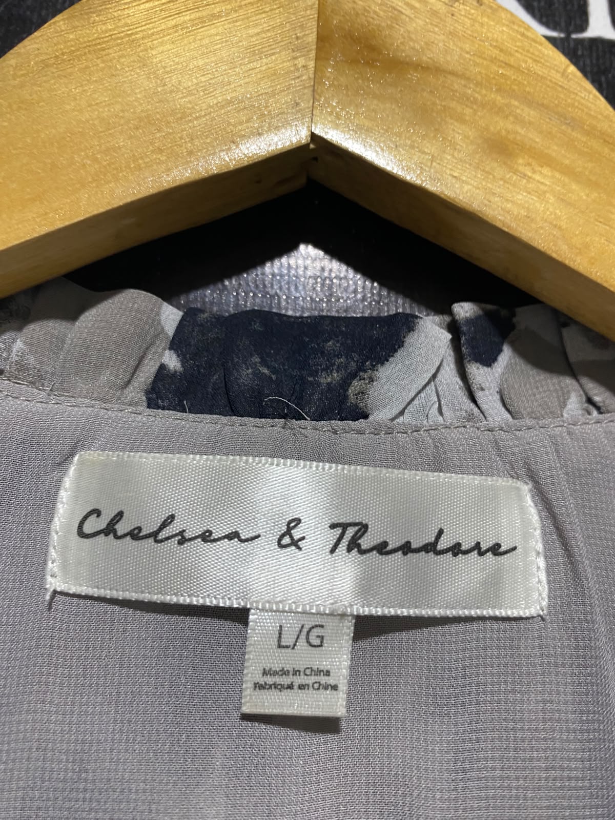 CHELSEA & THEODORE |L| BUST 20| A2| TAUPE AND BLACK WATERCOLOR FLORAL PLEATED KEYHOLE TIE BLOUSE