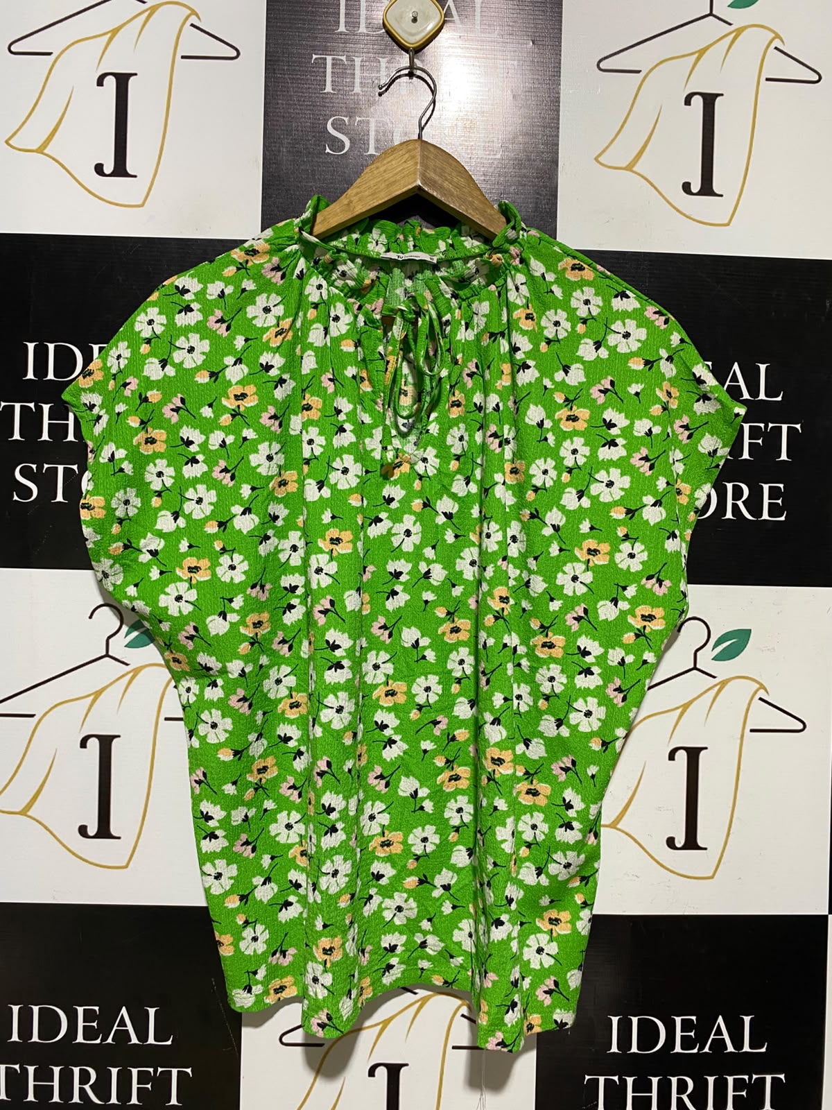 TU WOMAN |M| BUST FREE| A3| GREEN FLORAL PRINTED RUFFLE COLLAR TIE-NECK CAP SLEEVE BLOUSE