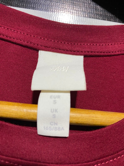 H&M |S| BUST 17| A4| PREMIUM MAROON TEE WITH DECORATIVE BROOCH