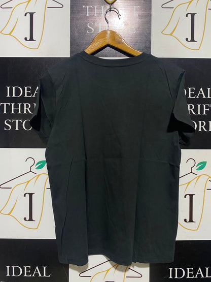LEVIS |L| BUST 19| A4| CLASSIC BLACK LEVI'S TEE WITH MULTICOLOR LOGO