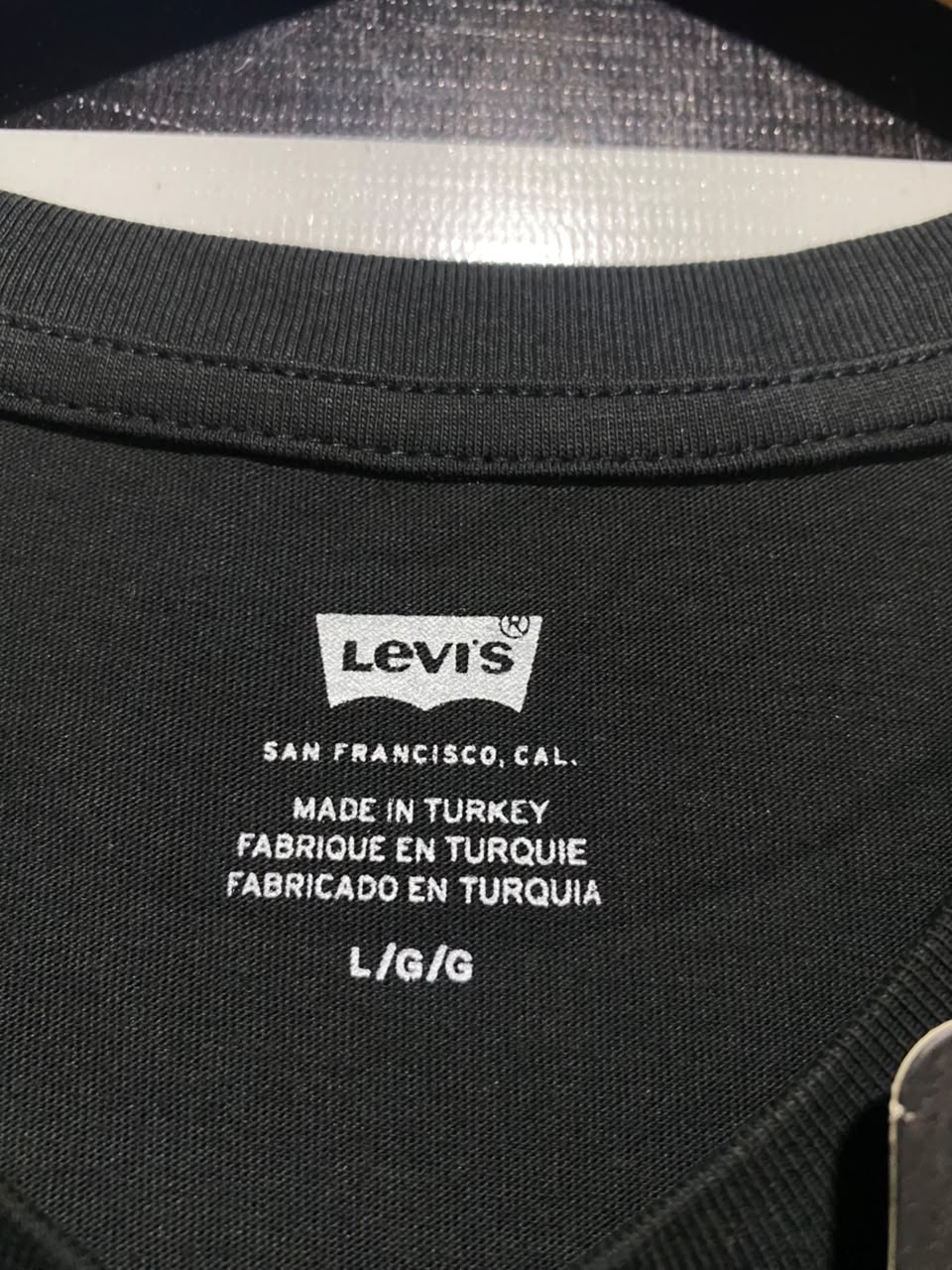 LEVIS |L| BUST 19| A4| CLASSIC BLACK LEVI'S TEE WITH MULTICOLOR LOGO