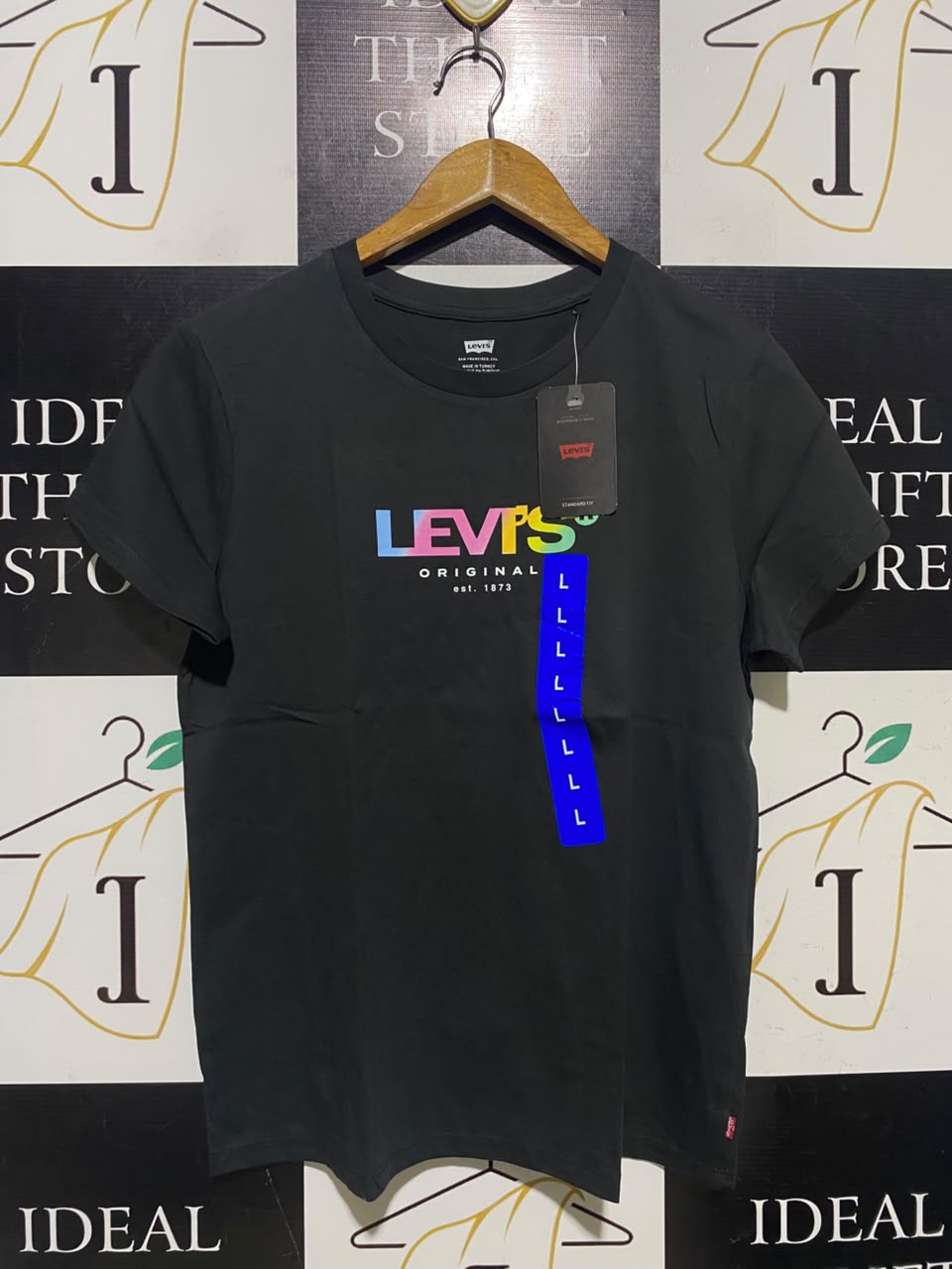LEVIS |L| BUST 19| A4| CLASSIC BLACK LEVI'S TEE WITH MULTICOLOR LOGO
