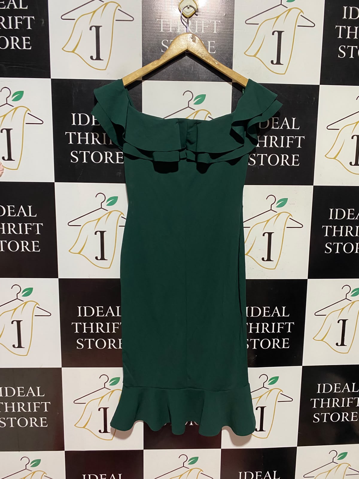 QUIZ |M| BUST 16| A6| EMERALD GREEN OFF-THE-SHOULDER RUFFLE MIDI DRESS
