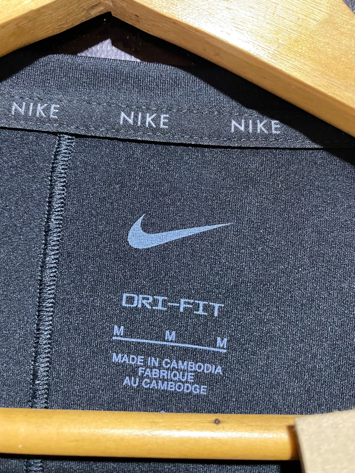 NIKE |M| BUST 19| A7| DRI-FIT BLACK GRAPHIC SWOOSH SHORT-SLEEVE ATHLETIC T-SHIRT