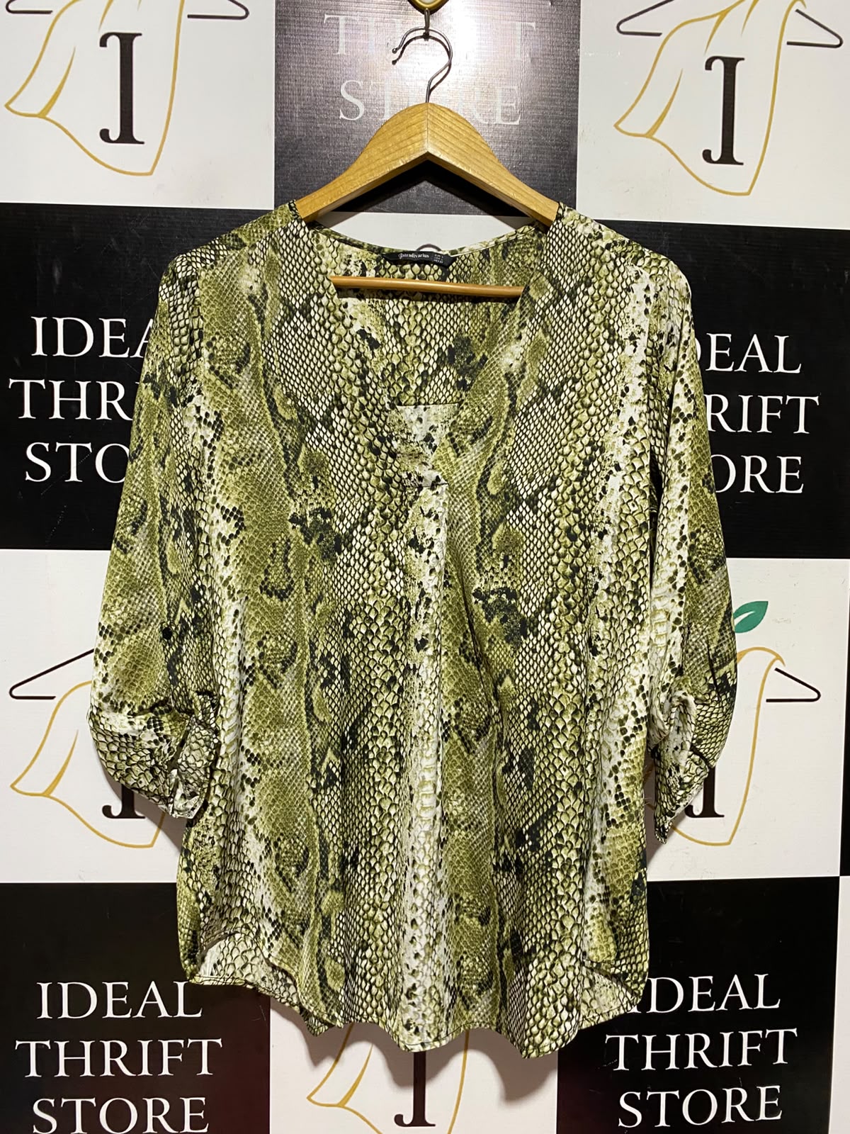 STRADIVARIUS |L| BUST 20| A7| OLIVE GREEN SNAKESKIN PRINT V-NECK ROLL-TAB BLOUSE