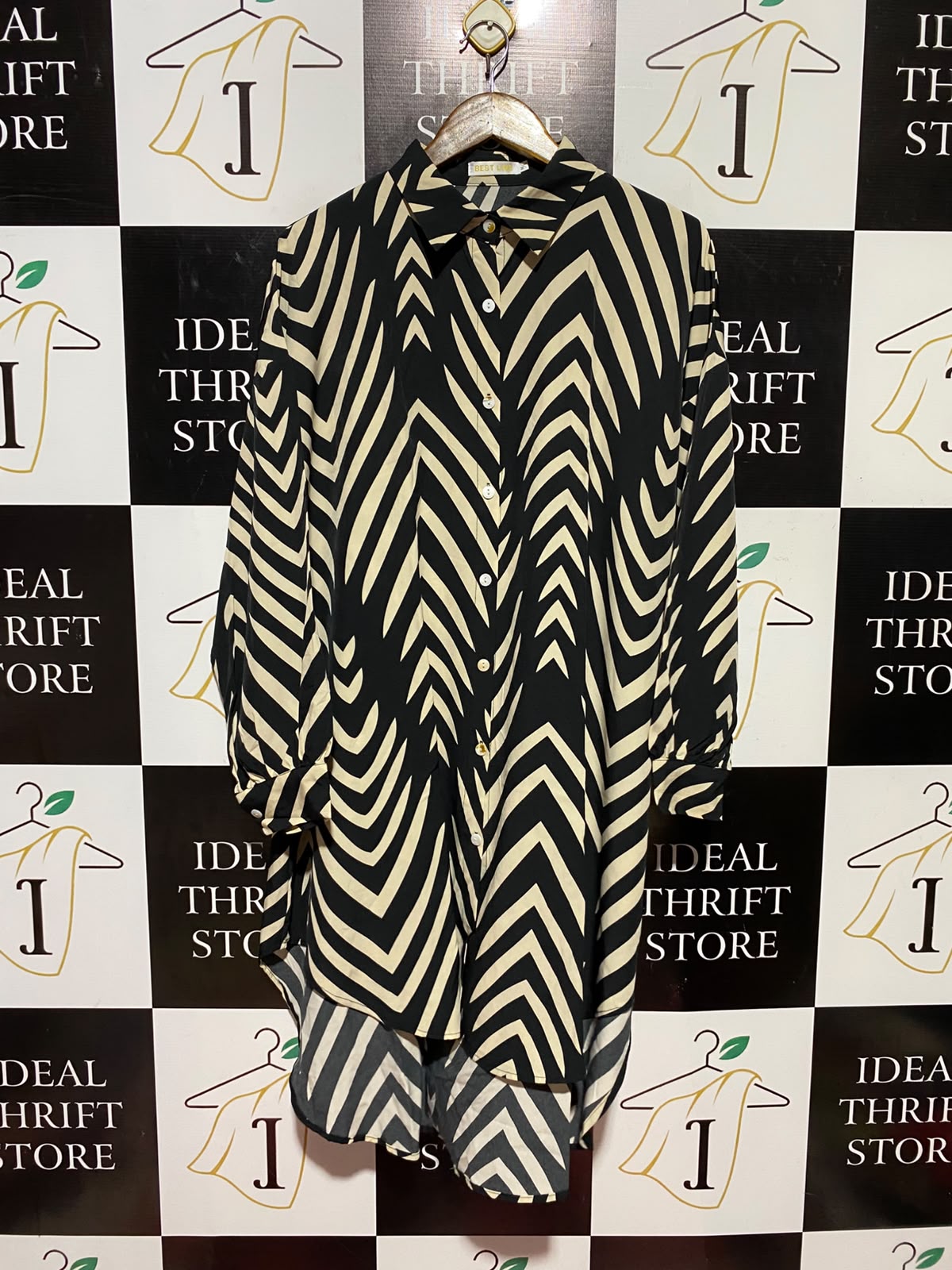 BEST LIVE |M/L| BUST 26| A7| BLACK AND CREAM GEOMETRIC CHEVRON BUTTON-DOWN OVERSIZED TUNIC SHIRT DRESS
