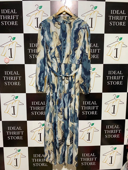SHEIN CURVE |XL| BUST 22| A6| BLUE AND BEIGE ABSTRACT MARBLE PRINT BELTED TIERED MAXI DRESS