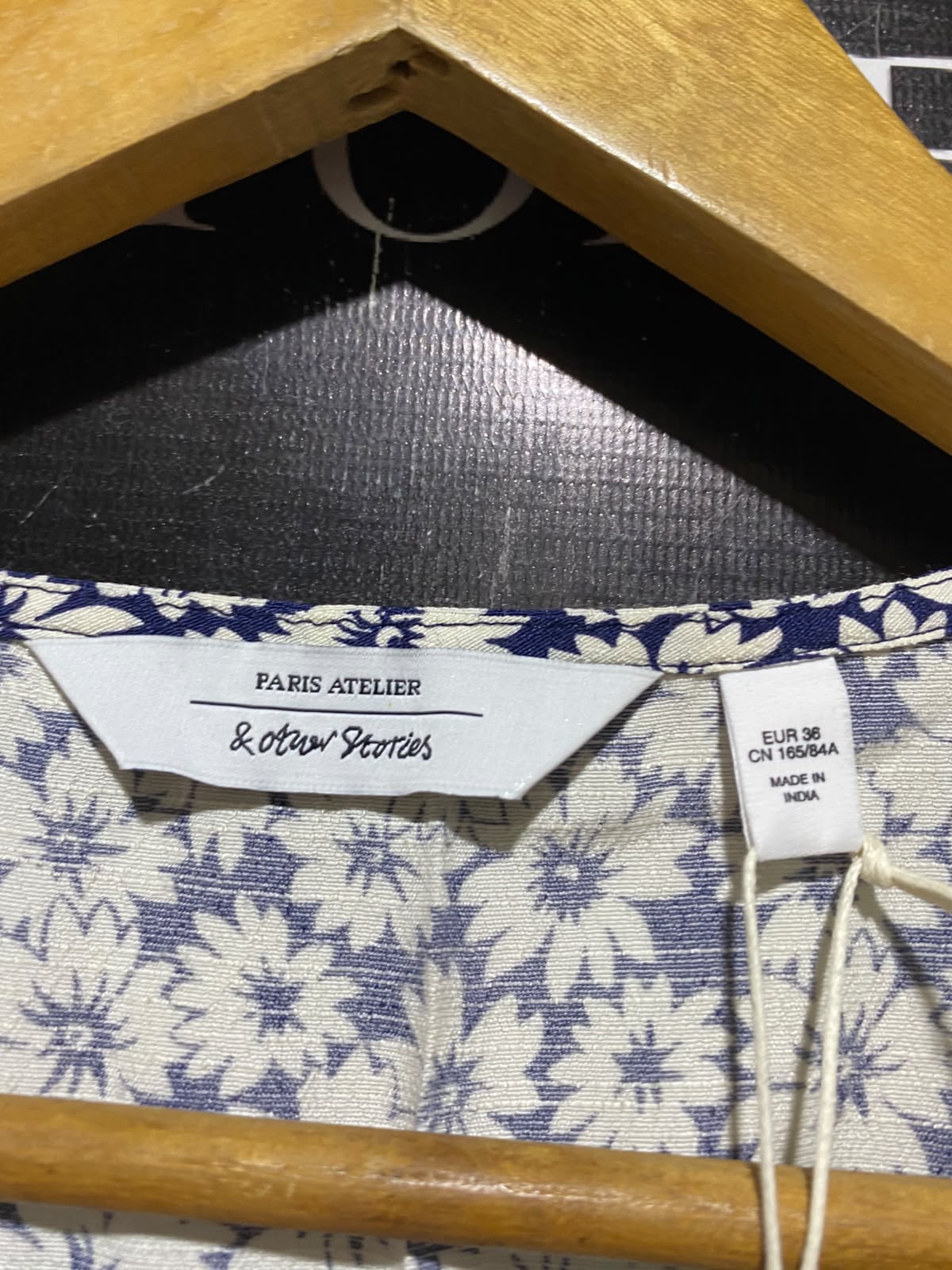 PARIS AYELIER |M| BUST 17| A8| NAVY AND WHITE DAISY FLORAL PRINT BUTTON-FRONT MIDI DRESS