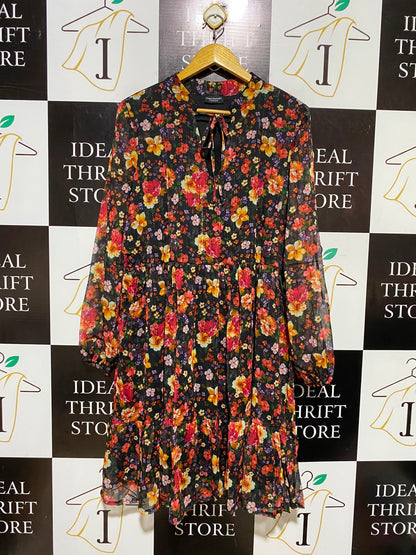 CHIARA ROMOLINI |L| BUST 21| A8| BLACK MULTICOLOR FLORAL TIE-NECK TIERED MINI DRESS