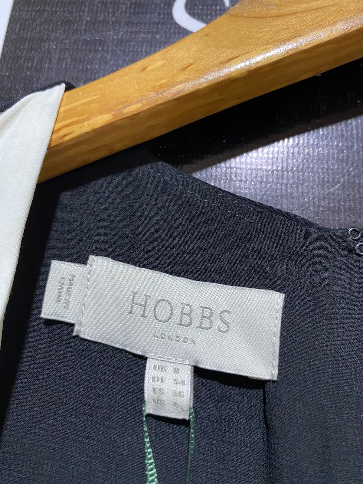 HOBBS |S| BUST 17| A8| COLORBLOCK SLEEVELESS V-NECK MIDI DRESS