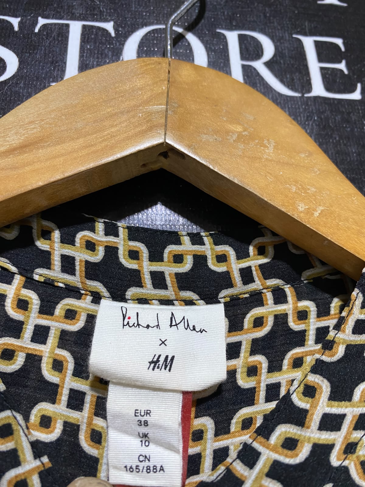 H&M |L| BUST 22| A9| CHAIN LINK GEOMETRIC PRINT BUTTON-DOWN SHIRT - BLACK & GOLD