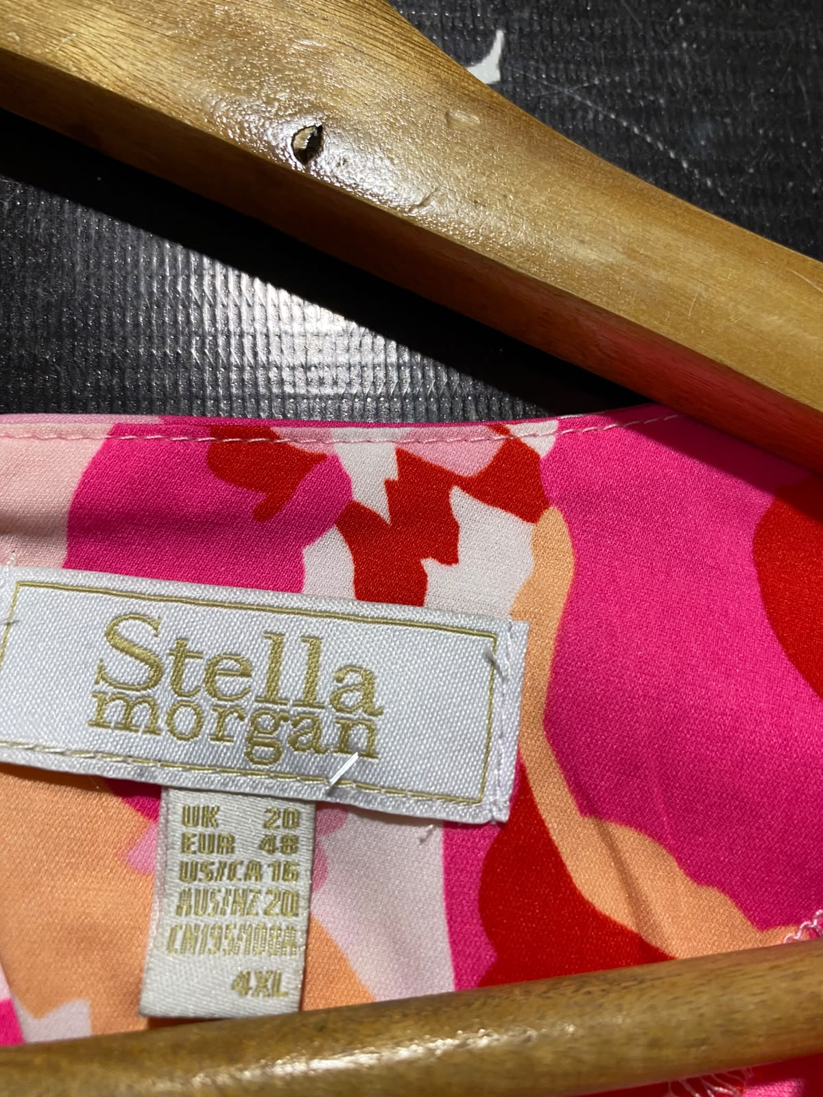 STELLA MORGAN |XL| BUST 22| A11| VIBRANT FLORAL PRINT SHORT SLEEVE MIDI DRESS - PINK & ORANGE