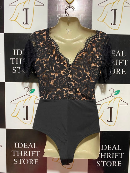 BOOHOO |S| BUST 16| A11| BLACK FLORAL LACE V-NECK SHORT SLEEVE BODYSUIT - BLACK