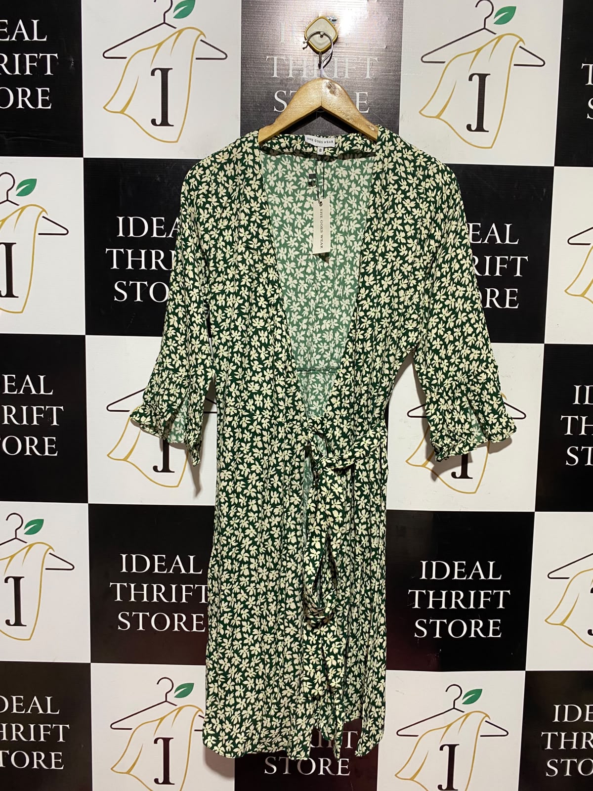 SHE GOES WEAR |M| BUST 18| A13| GREEN & WHITE FLORAL WRAP DRESS - 3/4 SLEEVE MIDI DRESS
