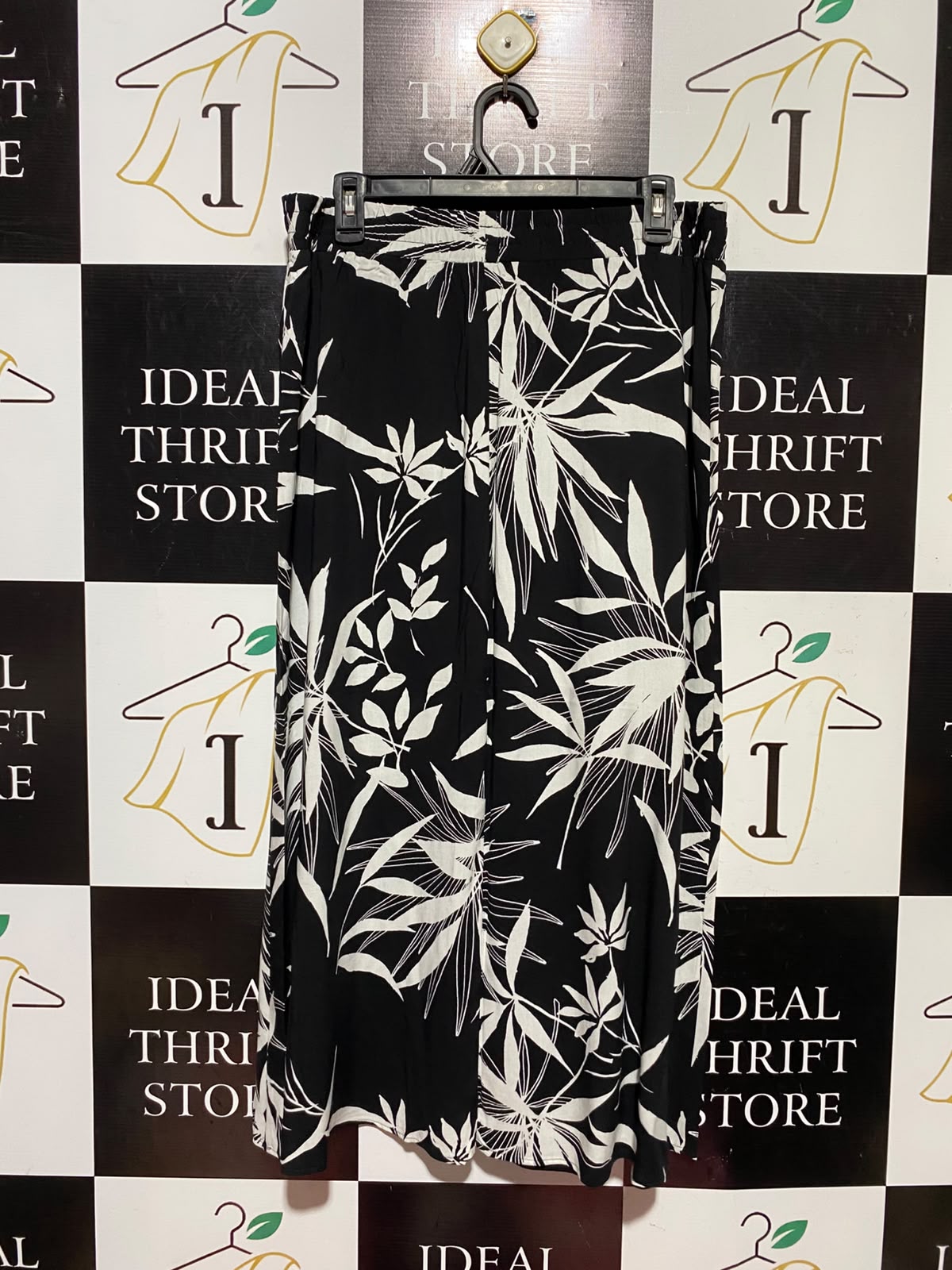 |L| WAIST 32| A14| WOMEN'S TROPICAL PALM LEAF PRINT MAXI SKIRT - BLACK & WHITE