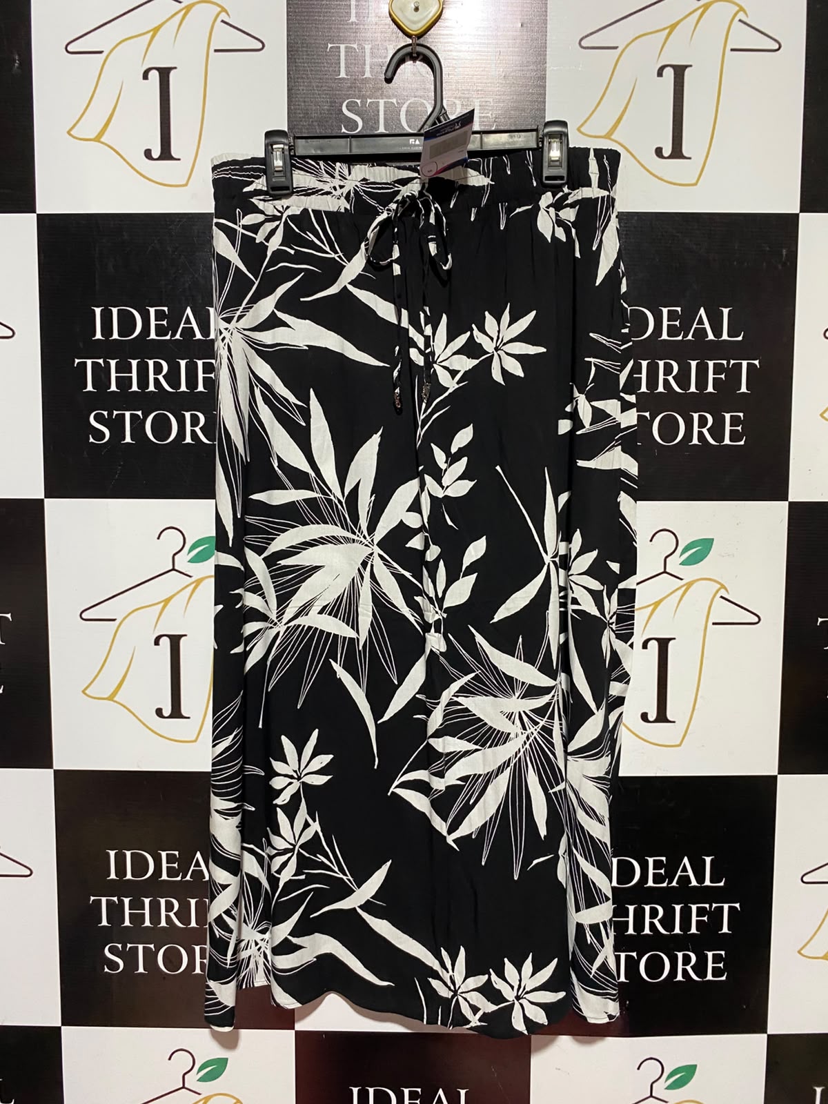 |L| WAIST 32| A14| WOMEN'S TROPICAL PALM LEAF PRINT MAXI SKIRT - BLACK & WHITE