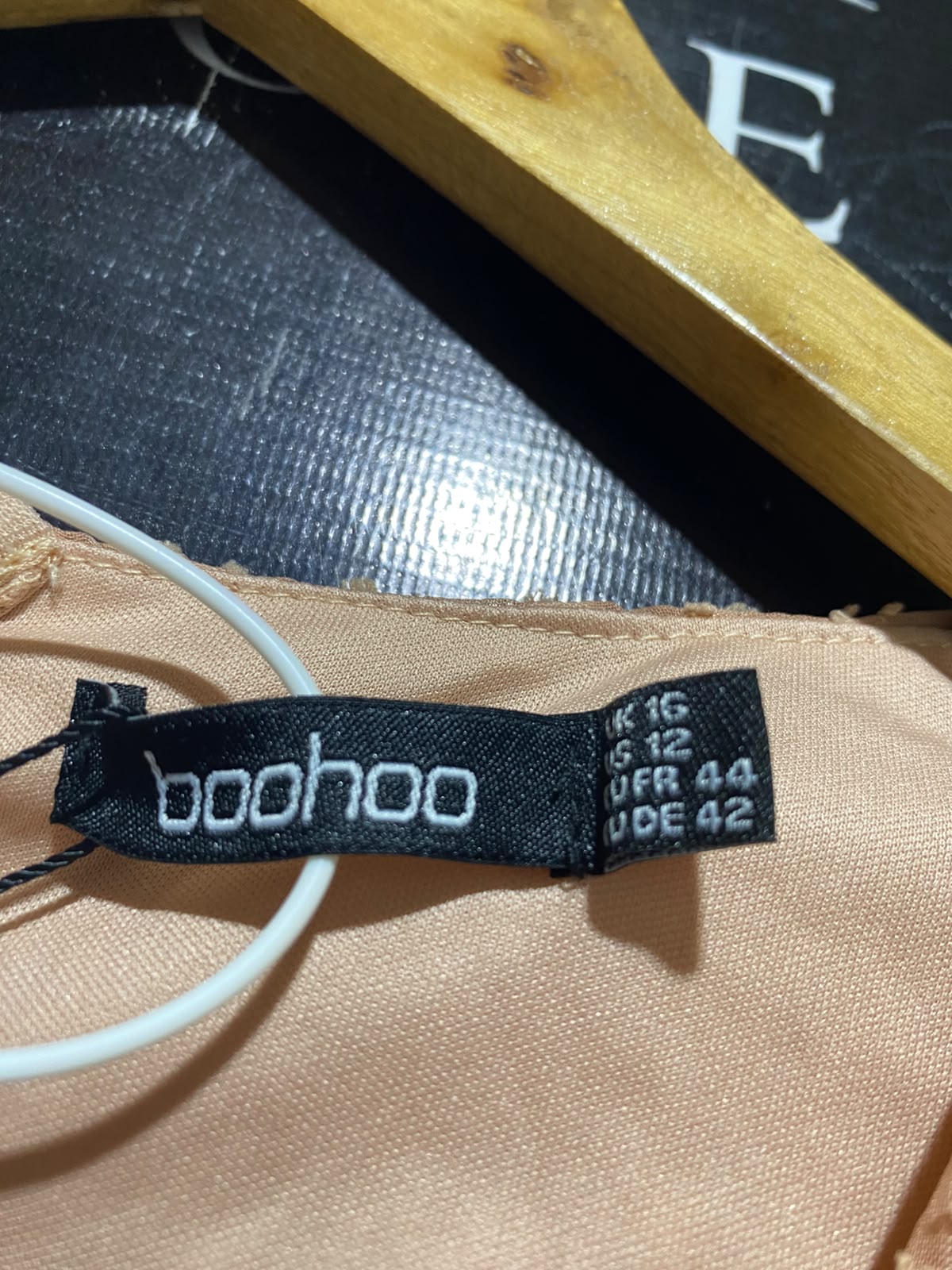 BOOHOO |L| BUST FREE| A14| PEACH GEOMETRIC TEXTURED V-NECK MIDI DRESS