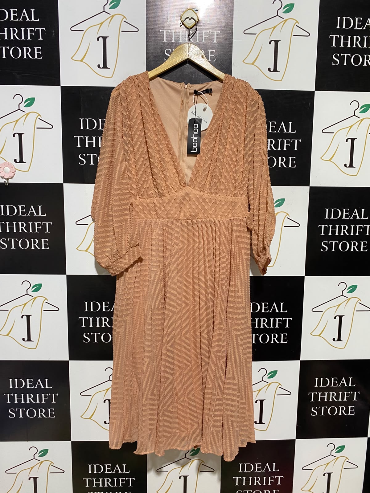 BOOHOO |L| BUST FREE| A14| PEACH GEOMETRIC TEXTURED V-NECK MIDI DRESS