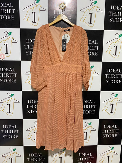 BOOHOO |L| BUST FREE| A14| PEACH GEOMETRIC TEXTURED V-NECK MIDI DRESS
