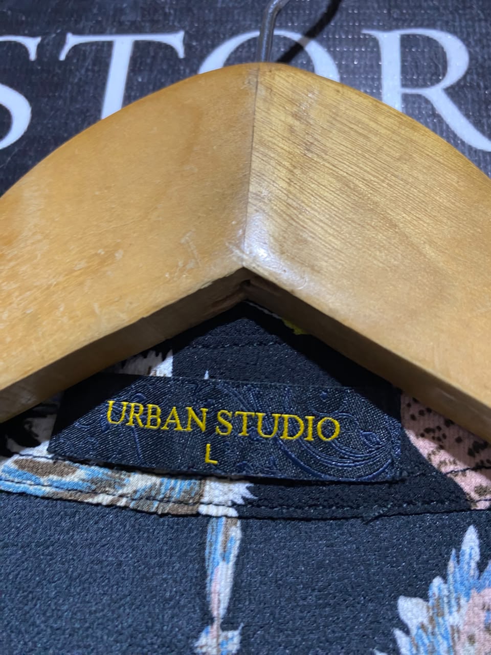 URBAN STUDIO |L| BUST 20| A16| BLACK FEATHER PRINT LONG SLEEVE BUTTON-DOWN SHIRT