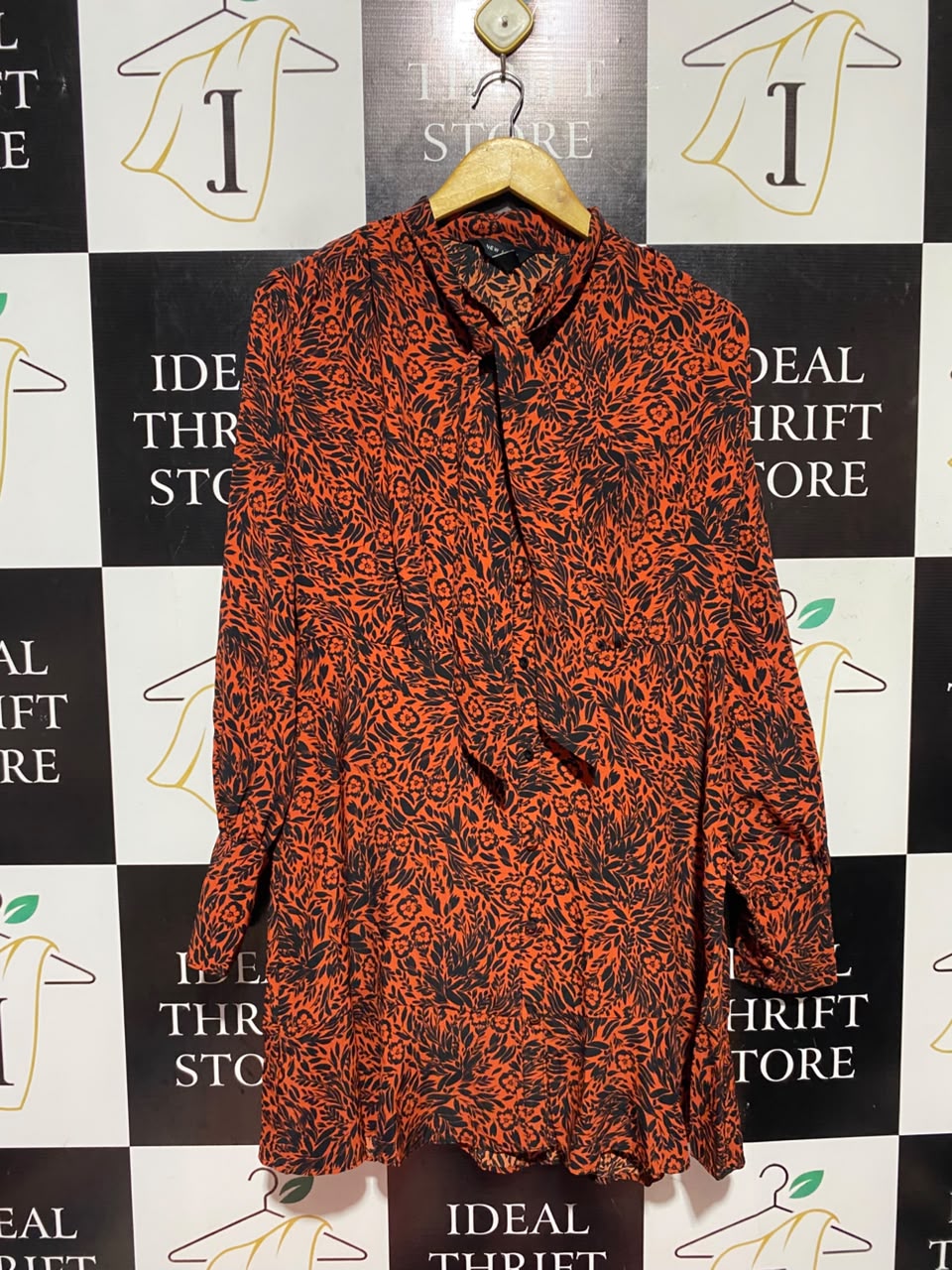 NEW LOOK |M| BUST 19| A17| WOMEN'S BOLD ORANGE AND BLACK FLORAL PRINT TIE-NECK SHIFT DRESS