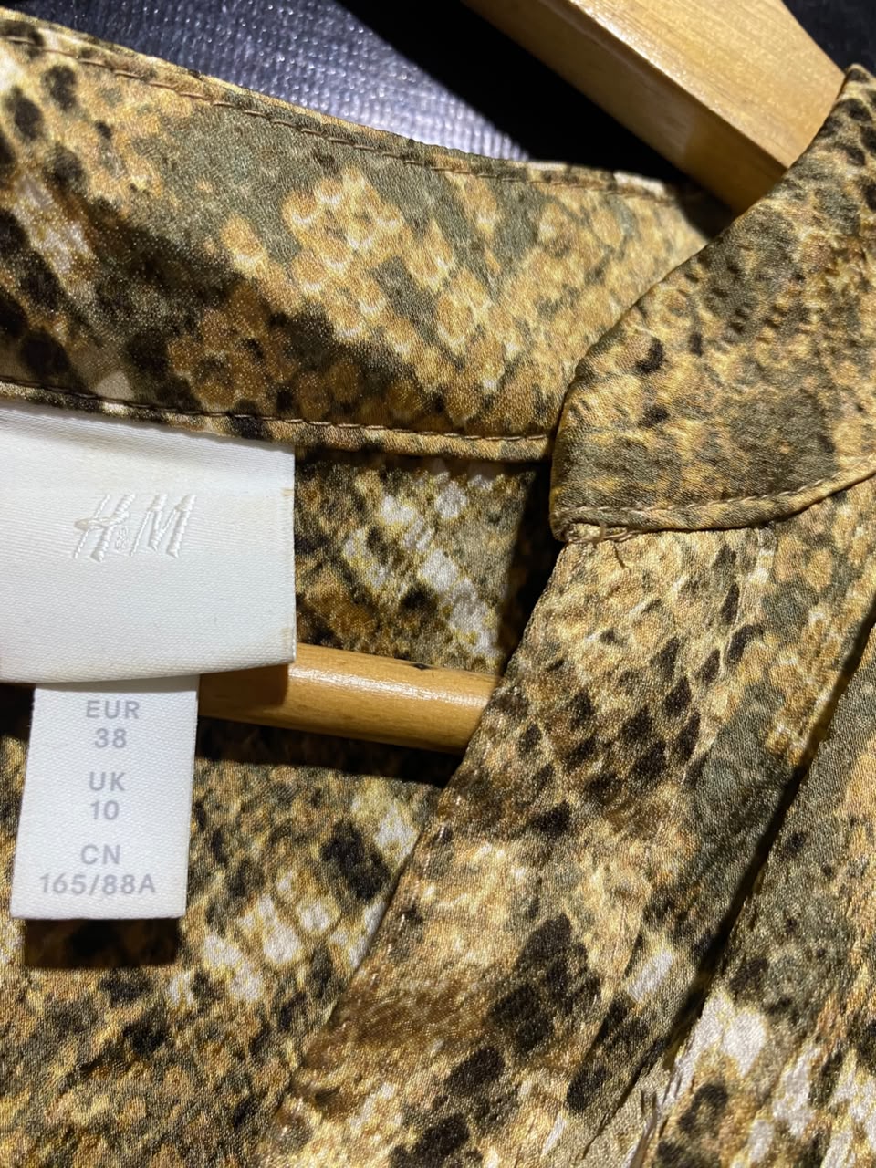 H&M |M| BUST 21| A17| WOMEN'S BOLD SNAKE PRINT LONG-SLEEVE BUTTON-DOWN SHIRT