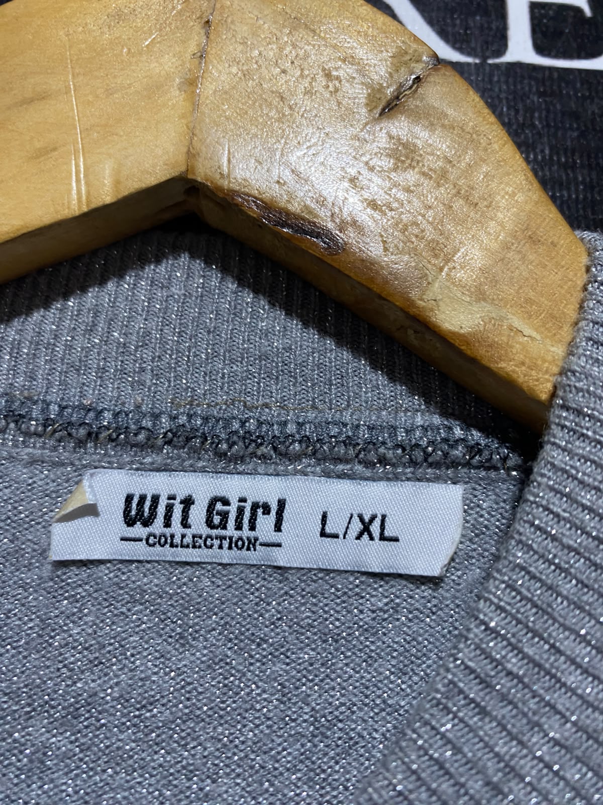 WIT GIRL |L/XL| BUST 17| A18| WOMEN’S SILVER METALLIC SHIMMER MOCK NECK LONG-SLEEVE TOP