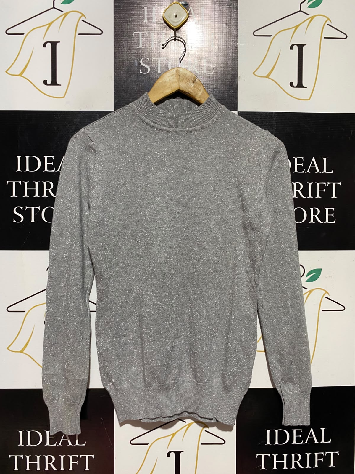 WIT GIRL |L/XL| BUST 17| A18| WOMEN’S SILVER METALLIC SHIMMER MOCK NECK LONG-SLEEVE TOP