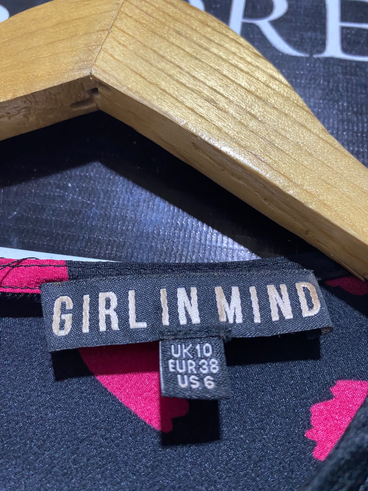 GIRL IN MIND |M| BUST 18| A18| BLACK & PINK BRUSHSTROKE TIERED MIDI DRESS