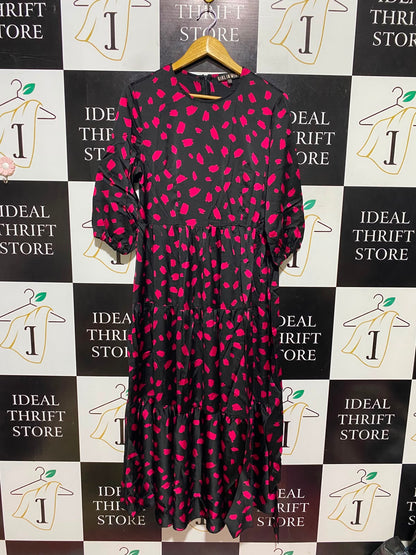 GIRL IN MIND |M| BUST 18| A18| BLACK & PINK BRUSHSTROKE TIERED MIDI DRESS