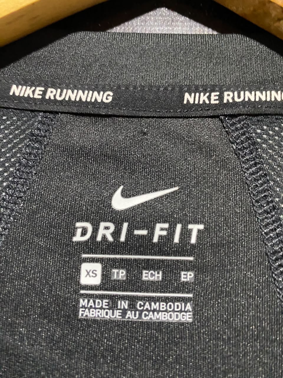 NIKE |XS| BUST 16| A17| RUNNING PERFORMANCE GRAPHIC T-SHIRT - BLACK
