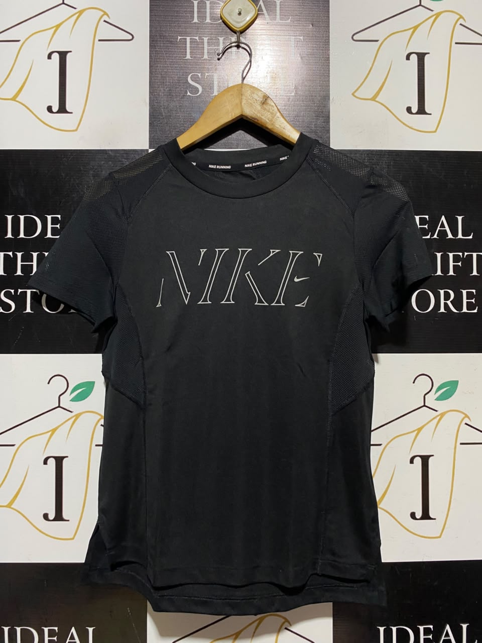 NIKE |XS| BUST 16| A17| RUNNING PERFORMANCE GRAPHIC T-SHIRT - BLACK