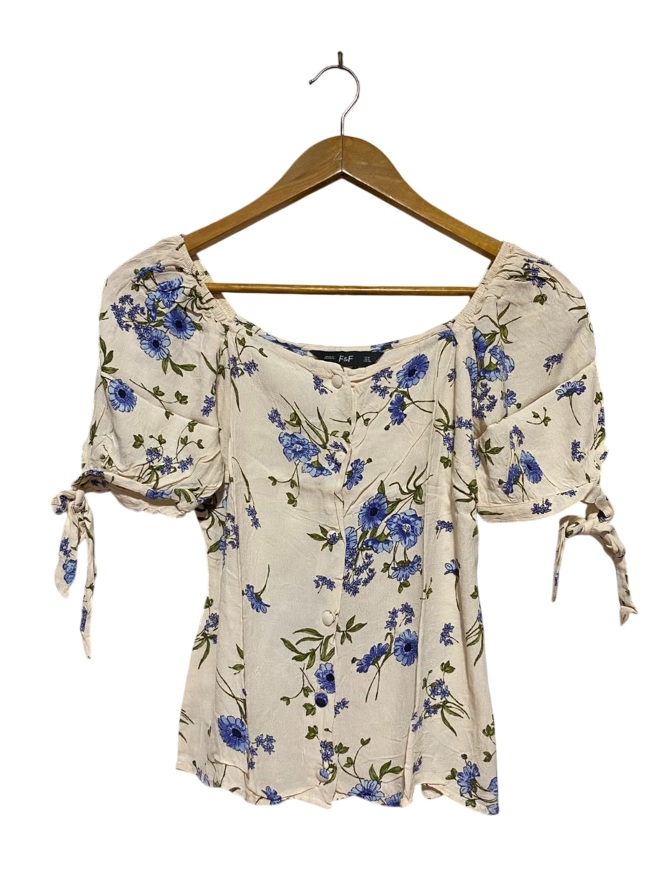 F&F |S| BUST 16| A18| OFF-WHITE AND BLUE FLORAL TIE-SLEEVE BUTTON-FRONT TOP