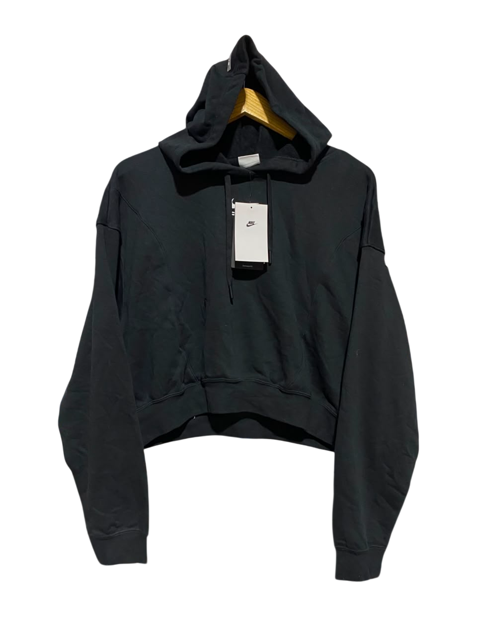 NIKE |M| BUST 23| A19| STAY COZY AND STYLISH WITH THIS NIKE BLACK CROPPED HOODIE