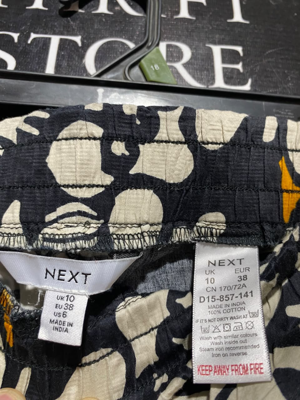NEXT |L| WAIST 30| A19| BLACK AND OFF-WHITE FLORAL PRINT ELASTIC WAIST CASUAL PANTS
