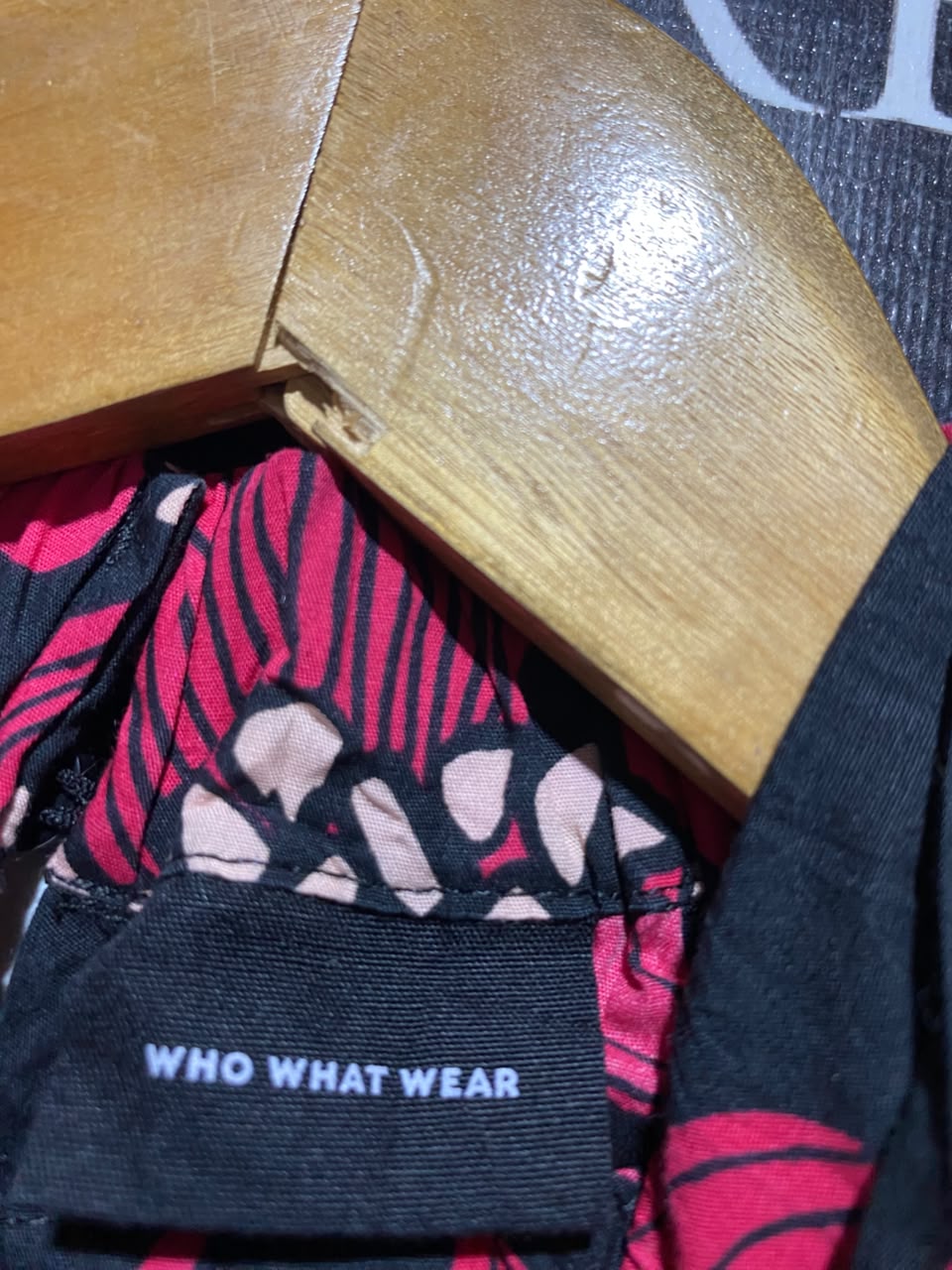 WHO WHAT WEAR |M| BUST 18| A19| BLACK AND HOT PINK FLORAL TIE-NECK RUFFLE SLEEVE BLOUSE