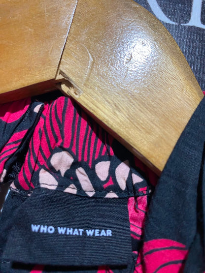 WHO WHAT WEAR |M| BUST 18| A19| BLACK AND HOT PINK FLORAL TIE-NECK RUFFLE SLEEVE BLOUSE