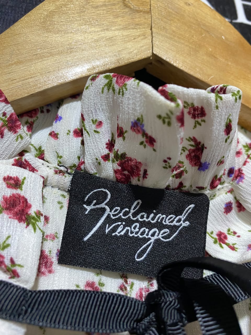 BECLOIMED VINTAGE |L| BUST 21| A19| CREAM AND RED DITSY FLORAL RUFFLE-NECK LONG-SLEEVE BLOUSE