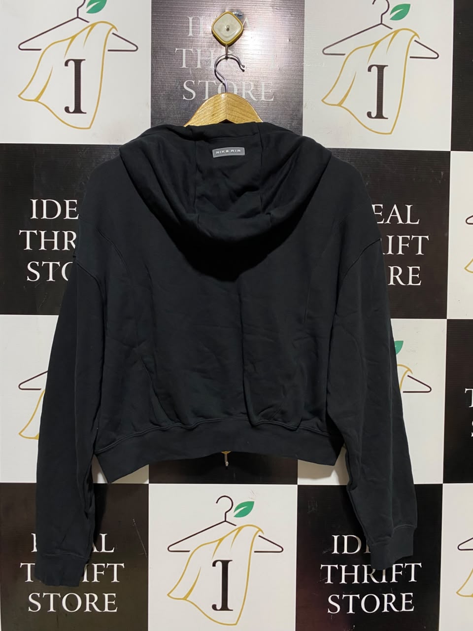 NIKE |M| BUST 23| A19| STAY COZY AND STYLISH WITH THIS NIKE BLACK CROPPED HOODIE