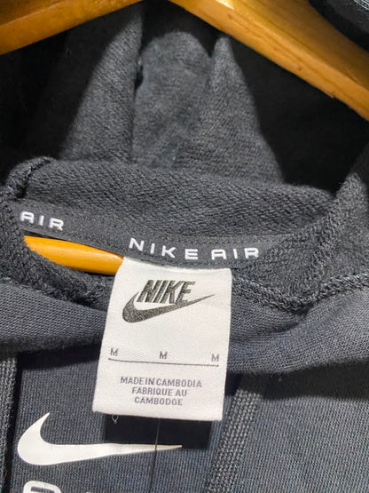 NIKE |M| BUST 23| A19| STAY COZY AND STYLISH WITH THIS NIKE BLACK CROPPED HOODIE