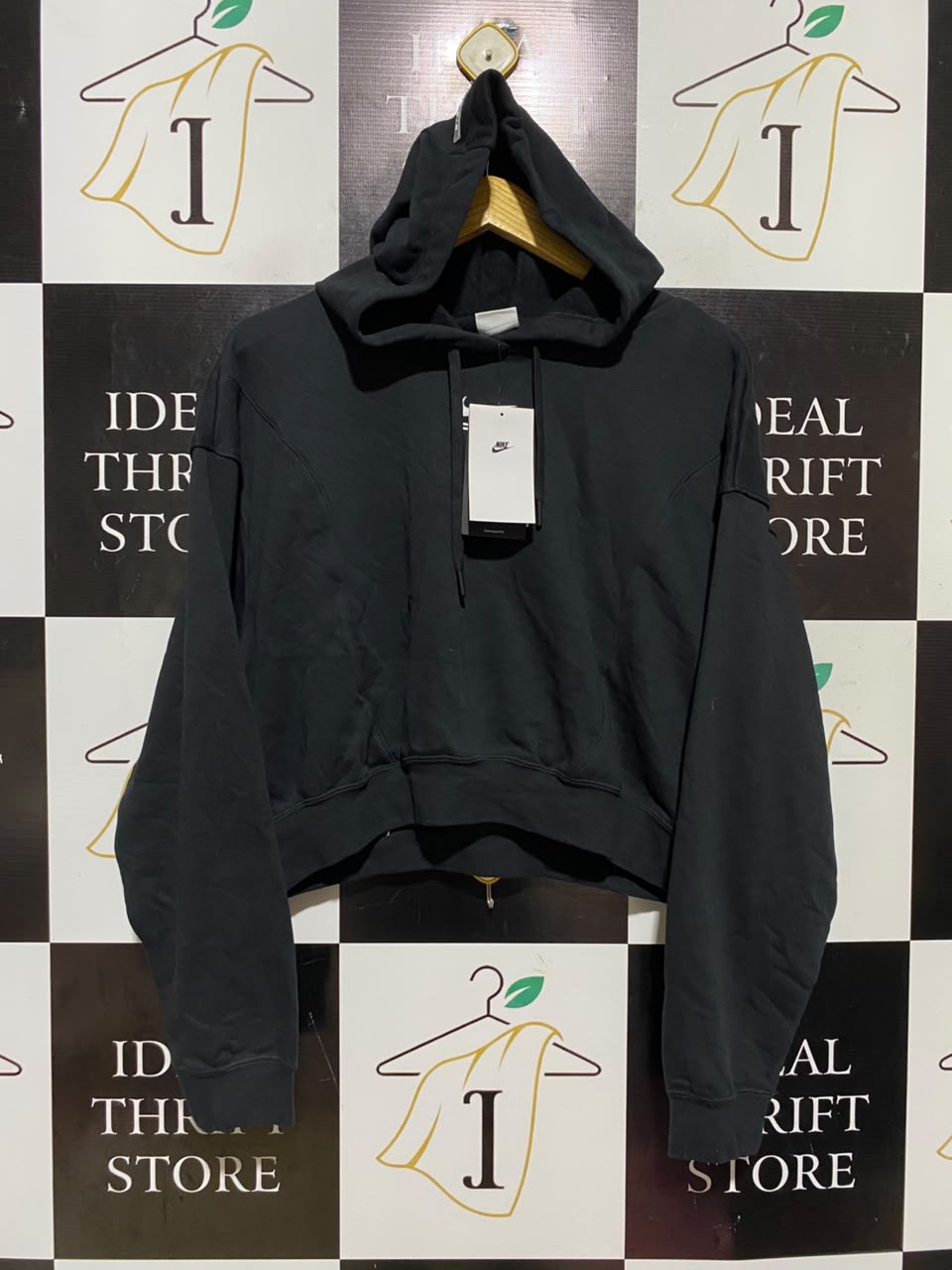 NIKE |M| BUST 23| A19| STAY COZY AND STYLISH WITH THIS NIKE BLACK CROPPED HOODIE