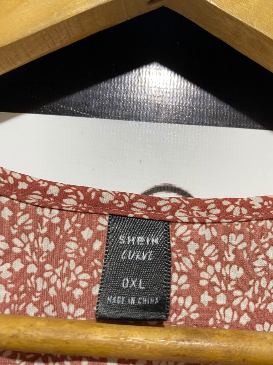 SHEIN CURVE |XL| BUST 18| A19| RUST RED DITSY FLORAL V-NECK BUTTON-FRONT MIDI DRESS