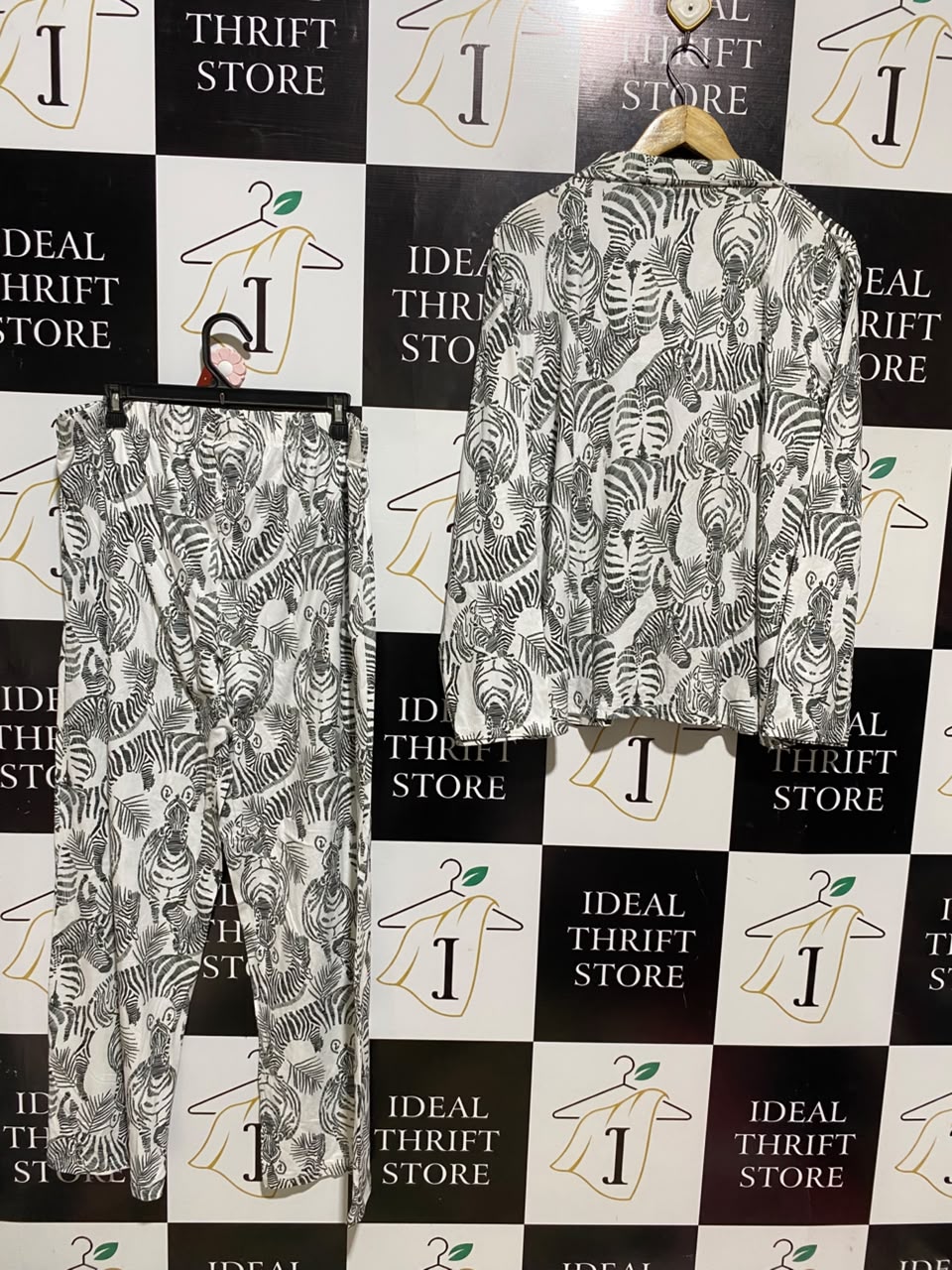 TIME TO DREAM |L| A19| WHITE AND BLACK ZEBRA PRINT LONG-SLEEVE PAJAMA SET