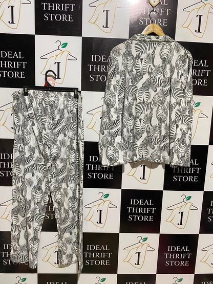 TIME TO DREAM |L| A19| WHITE AND BLACK ZEBRA PRINT LONG-SLEEVE PAJAMA SET