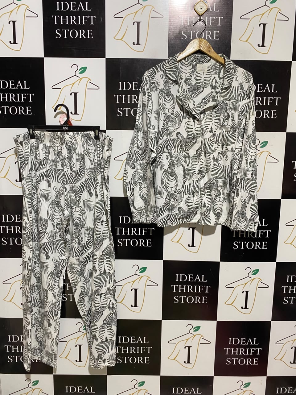TIME TO DREAM |L| A19| WHITE AND BLACK ZEBRA PRINT LONG-SLEEVE PAJAMA SET