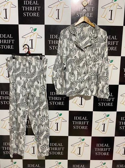 TIME TO DREAM |L| A19| WHITE AND BLACK ZEBRA PRINT LONG-SLEEVE PAJAMA SET
